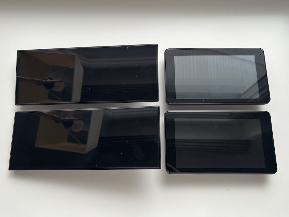 Vier Carplay Screens in Frontaufnahme, davon zwei baugleich