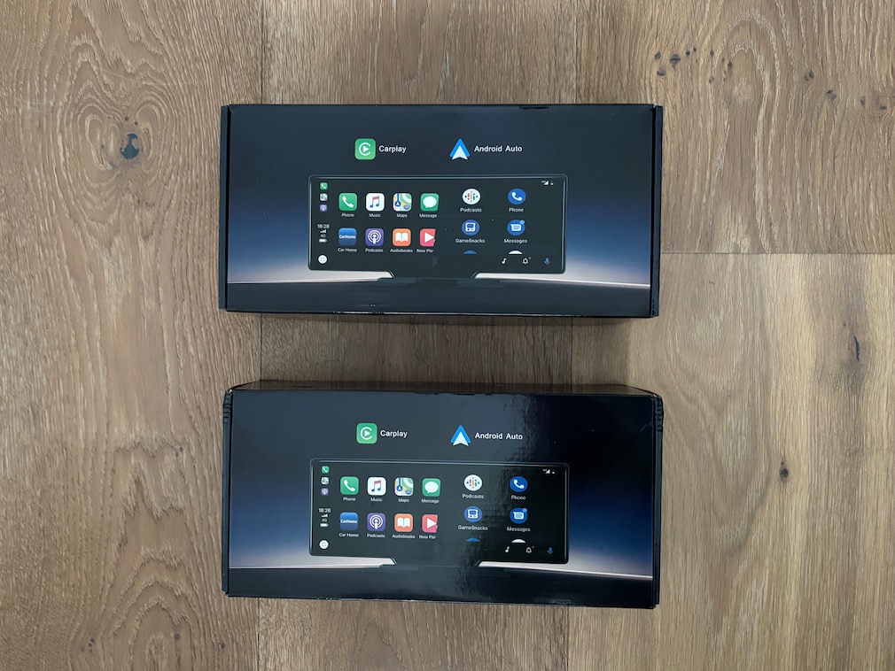 Zwei optisch Baugleiche und verpackte Carplay Displays