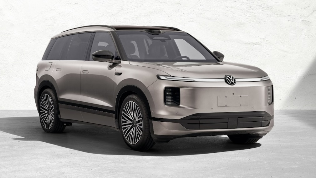 VW Elektro-SUV steht schräg von vorn vor hellem Studiohintergrund.