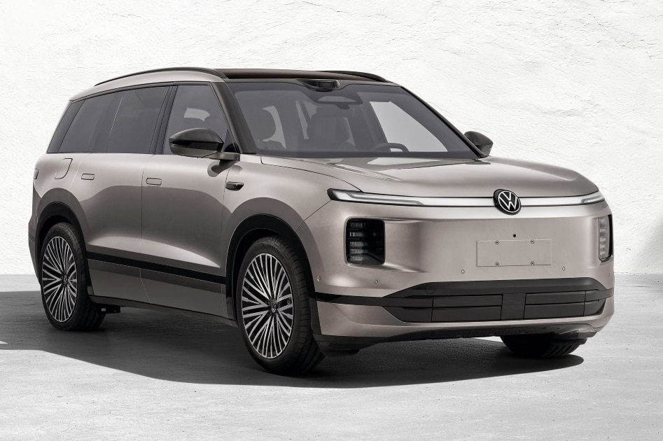 VW ID.Era 9X steht schräg von vorn vor hellem Studiohintergrund.