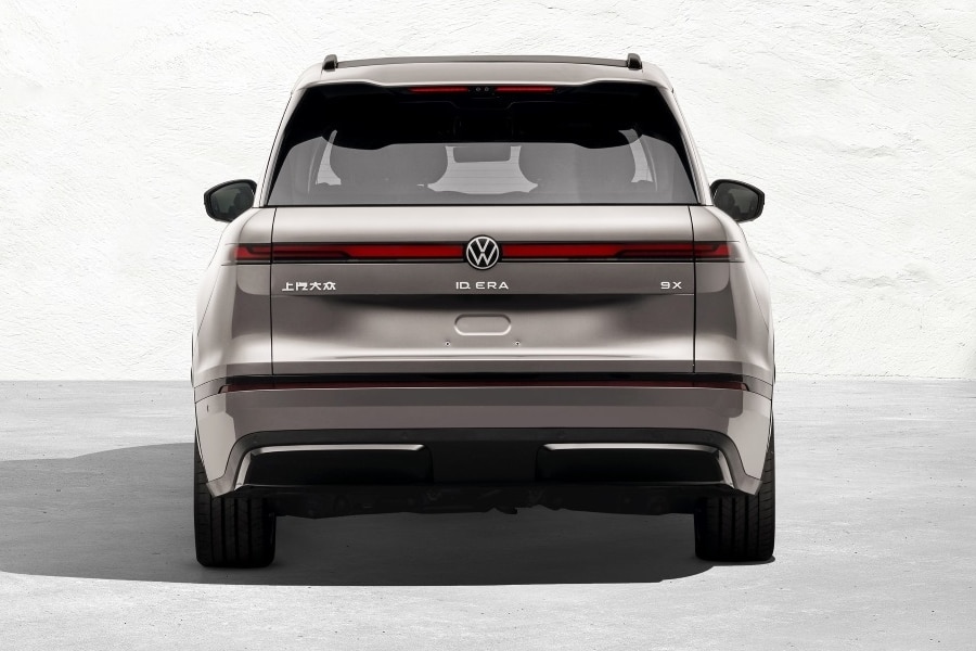 VW ID.Era 9X von hinten vor hellem Studiohintergrund.