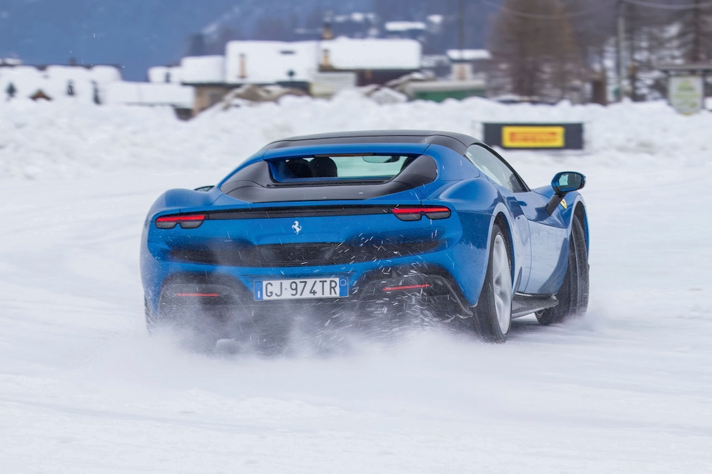 McLaren GTS vs. Ferrari 296 GTS: Vergleichstest im Schnee