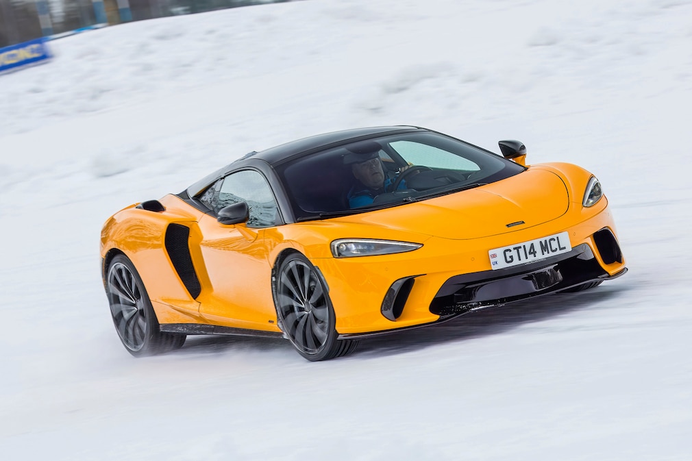 McLaren GTS vs. Ferrari 296 GTS: Vergleichstest im Schnee
