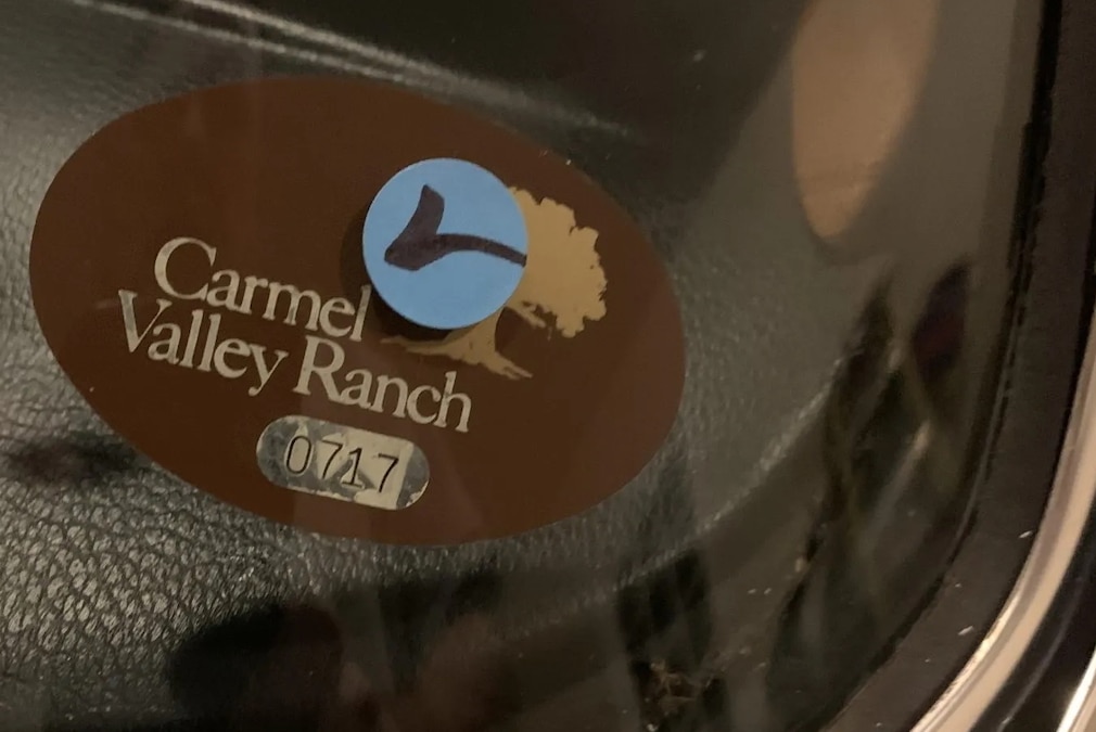 Aufkleber Carmel Valley Ranch mit Nummer in der Frontscheibe des Mercedes W 116.