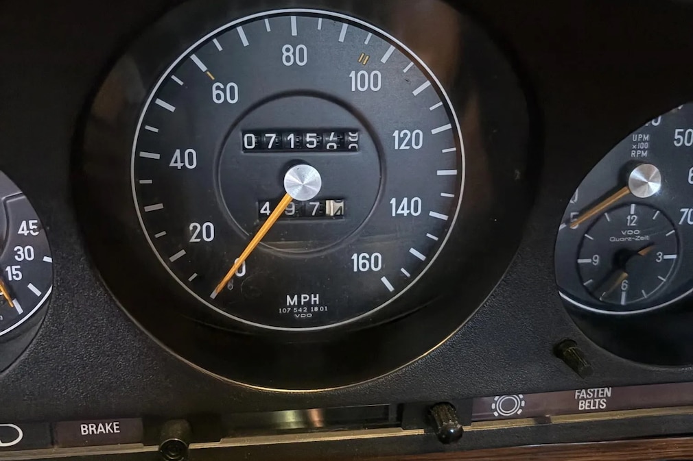 Meilenzähler im Tacho des Mercedes 450 SEL von Doris Day
