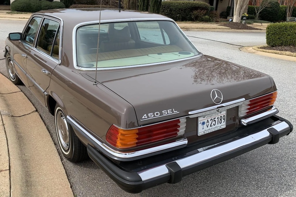 Mercedes 450 SEL (W 116) US-Version stehend von schräg hinten