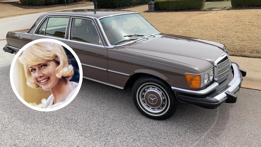 Mercedes 450 SEL in US-Ausführung plus Portrait von Doris Day