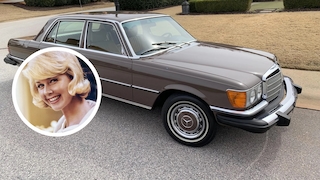 Mercedes 450 SEL in US-Ausführung plus Portrait von Doris Day
