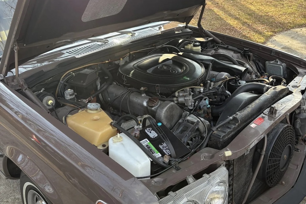 Motorraum des Mercedes 450 SEL (W 116) US-Version