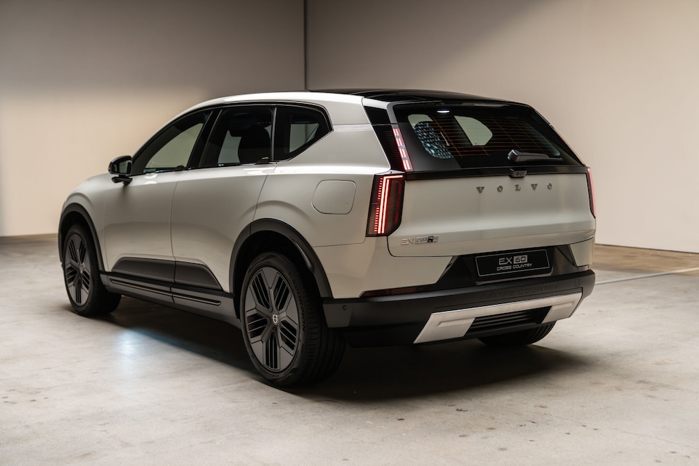 Volvo EX60 Cross Country