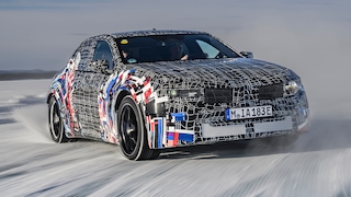 Getarnter elektrischer BMW M3 Prototyp driftet über eine verschneite Teststrecke.