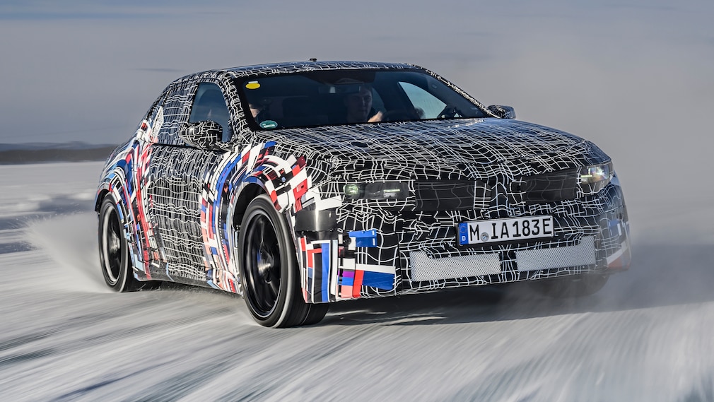 Getarnter elektrischer BMW M3 Prototyp driftet über eine verschneite Teststrecke.