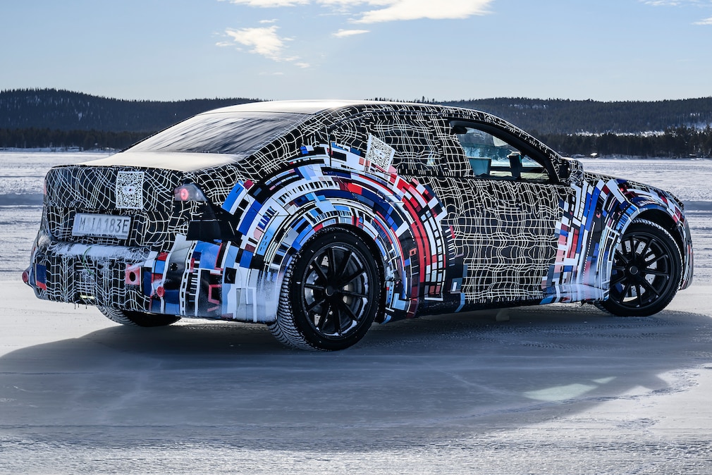Getarnter elektrischer BMW M3 Prototyp steht auf vereister Teststrecke.