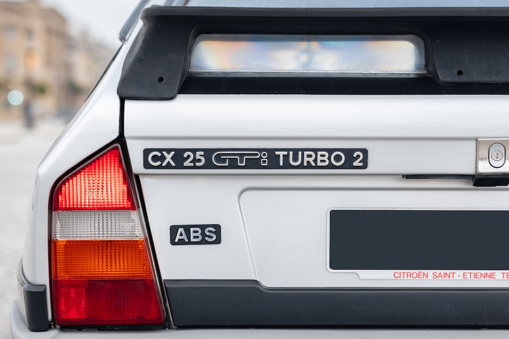 Typlogo am Heck des Citroën CX 25 GTI Turbo 2