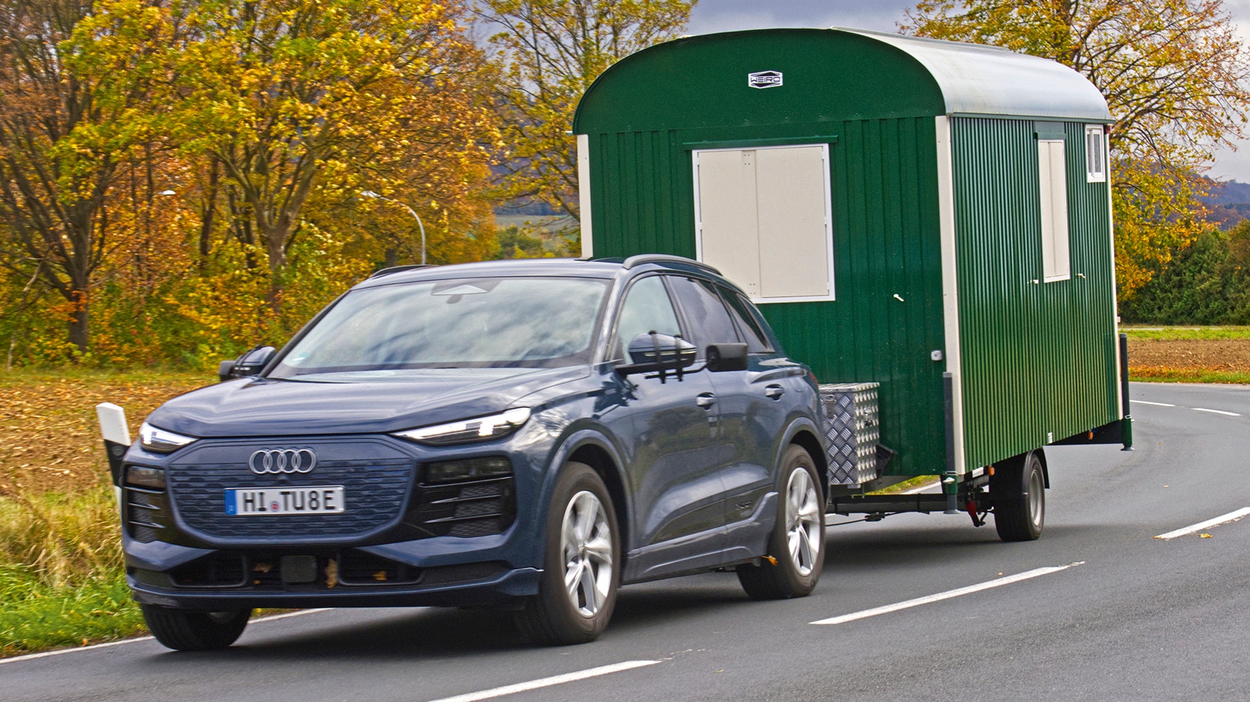 Tiny-House-auf-Tempo-100-Der-Bauwagen-der-Wohnwagen-herausfordert
