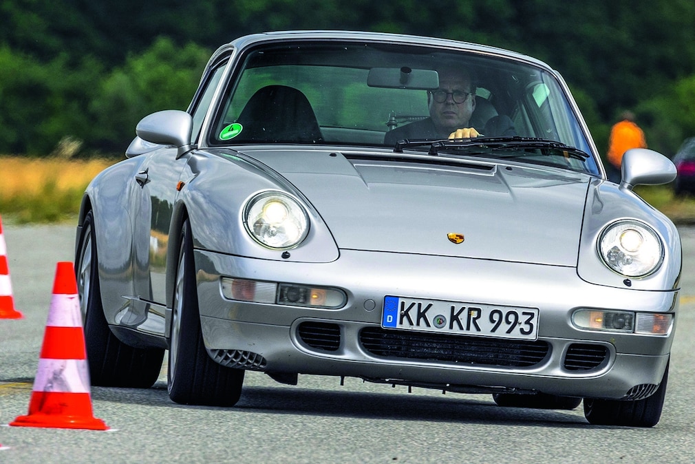 Porsche 911 993 Turbo von vorn fahrend im Slalom