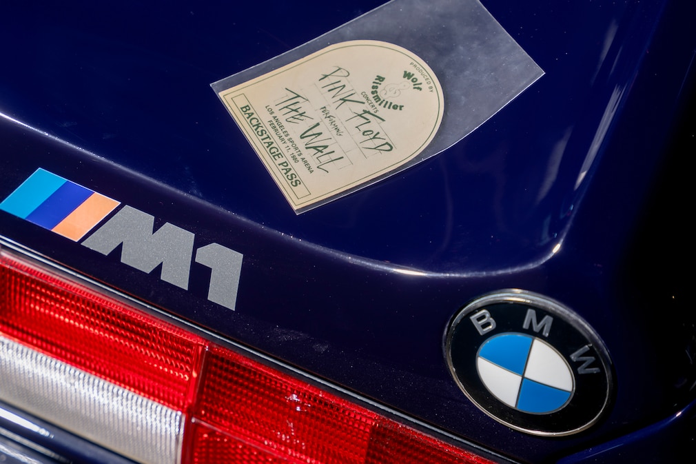 Backstage-Pass liegt auf dem Heck des BMW M1
