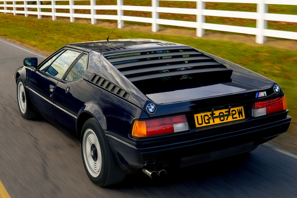 Blauer BMW M1 fahrend schräg von hinten