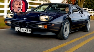 Blauer BMW M1 fahrend schräg von vorn; dazu ein Portraitfoto von Roger Waters