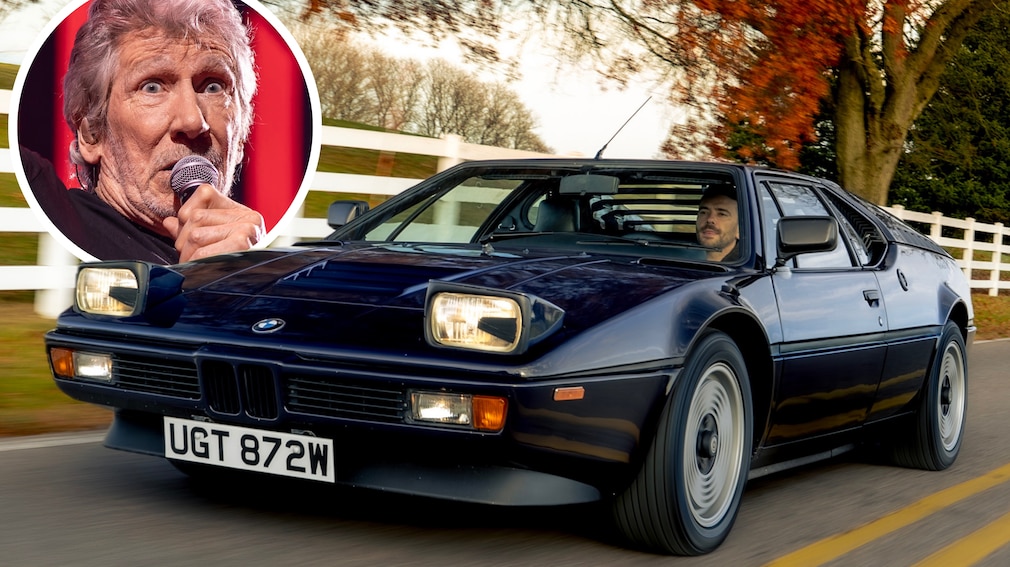 Blauer BMW M1 fahrend schräg von vorn; dazu ein Portraitfoto von Roger Waters
