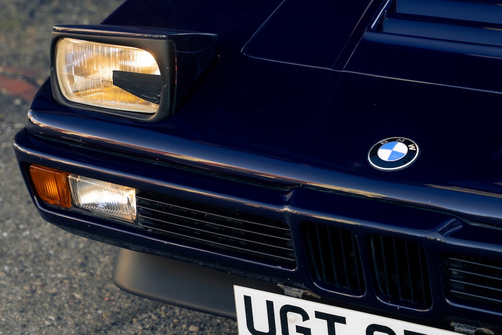 Offener Klappscheinwerfer des BMW M1 mit aufgeklebter Blende