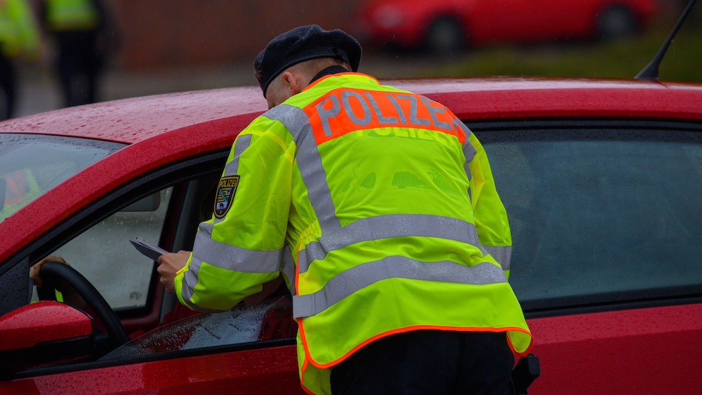 Eine Geschwindigkeitsmessanlage der Polizei blitzt am 16.04.2015 an der B3 bei Gundelfingen (Baden-Württemberg). Der sogenannte Blitz-Marathon der Polizei ist am Donnerstagmorgen gestartet. In Deutschland und in 21 weiteren europäischen Ländern geht es bei der Aktion darum, Raser zu erwischen.