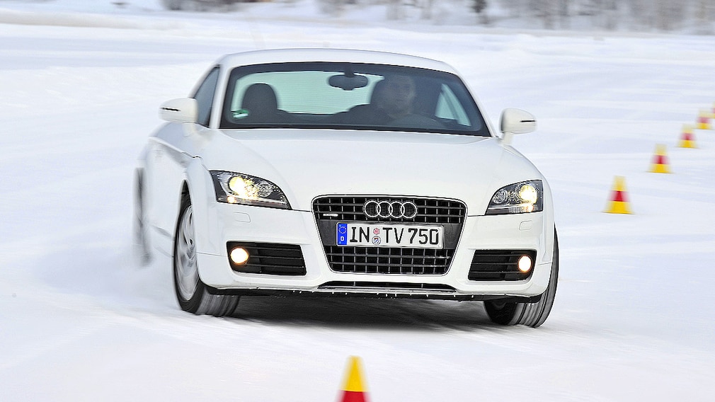 Reifentest Winterreifen Slalom Schnee