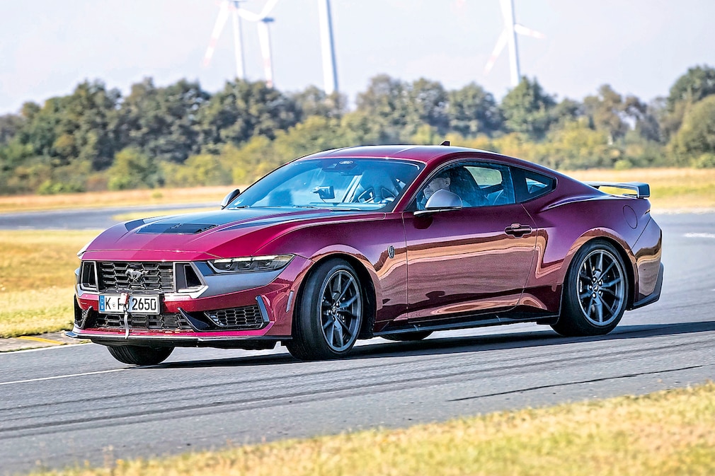 Ford Mustang Dark Horse vs. BMW M4 Coupé