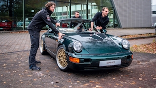 Porsche 911 (964) wird von mehreren Männern geschoben