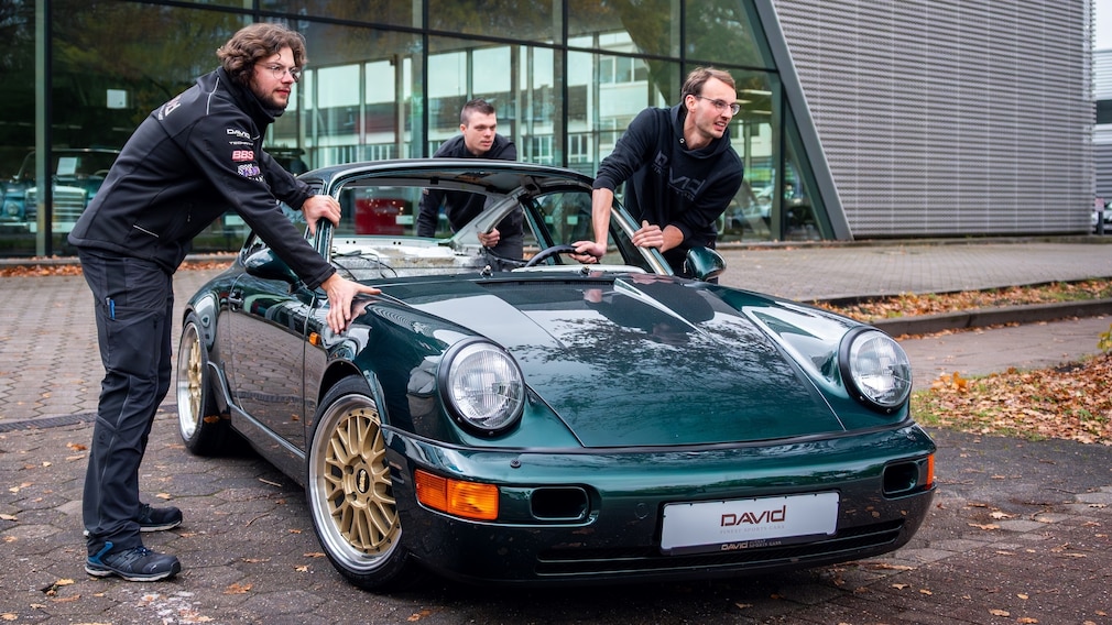 Porsche 911 (964) wird von mehreren Männern geschoben