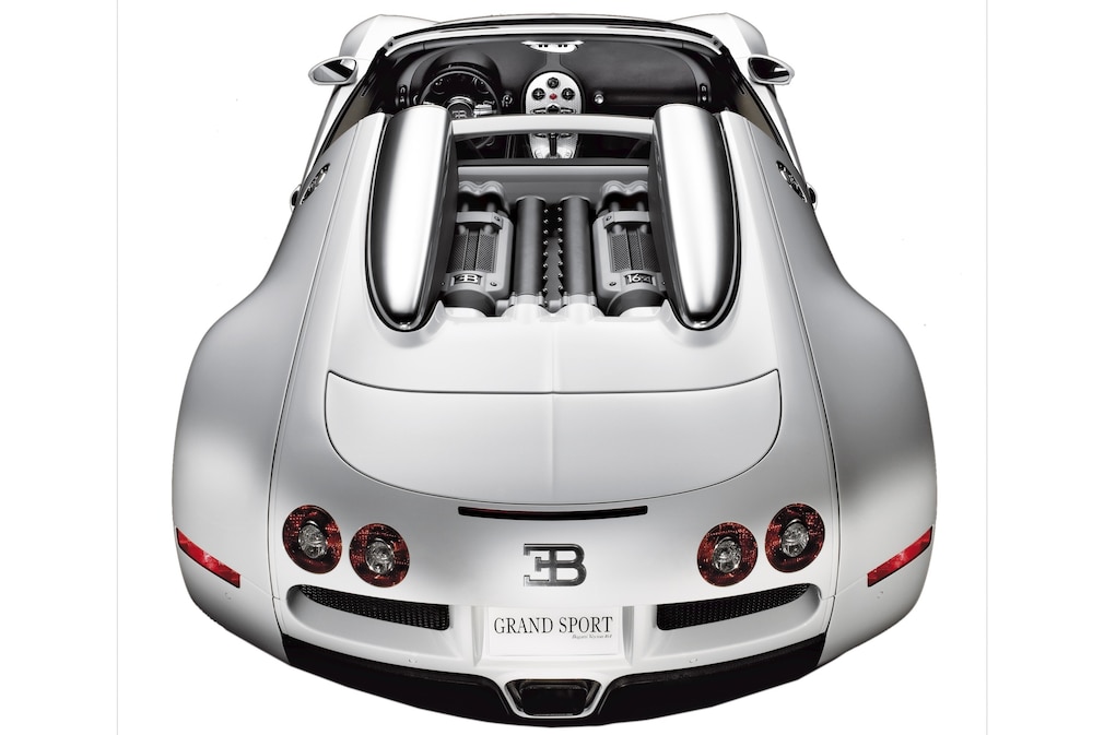 Bugatti Veyron Grand Sport, Studiofoto von hinten. Motor-Oberseite gut sichtbar