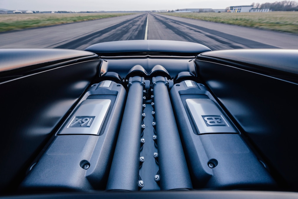Bugatti Veyron Grand Sport Vitesse, Motor während der Fahrt von vorn nach hinten aufgenommen