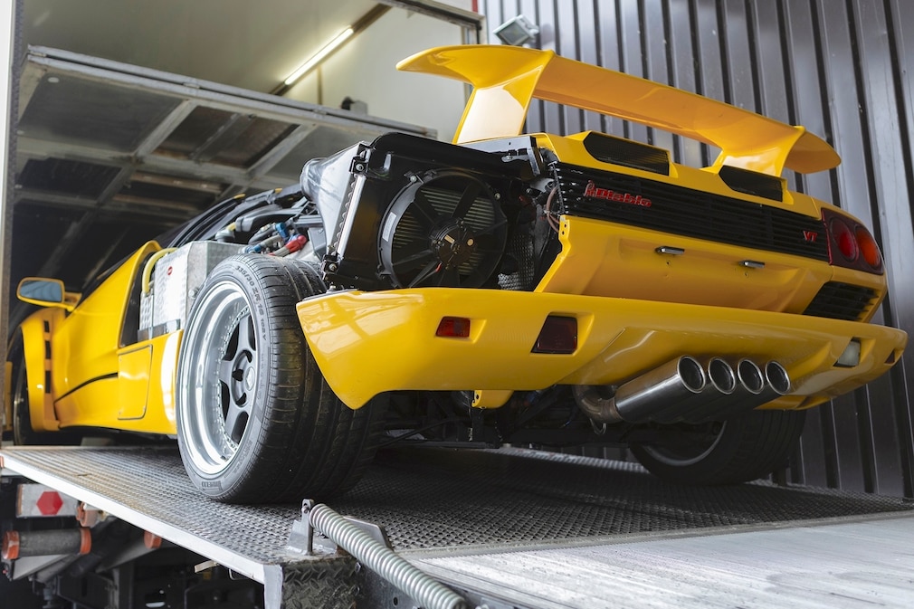 Lambiorghini Diablo Prototyp ohne Verkleidungen von schräg hinten, Froschperspektive