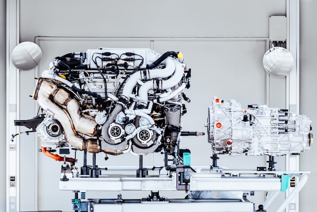 Motor und Getriebe des Bugatti Veyron, ausgebaut