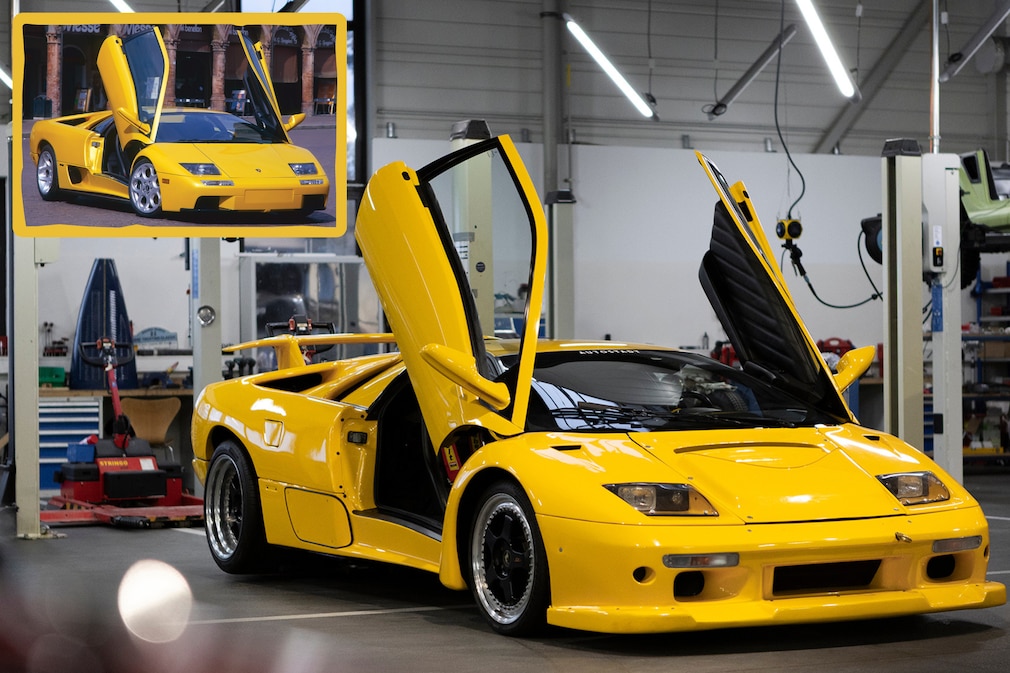 Serien-Diablo und Lamborghini Diablo Prototyp von schräg vorn mit offenen Scherentüren