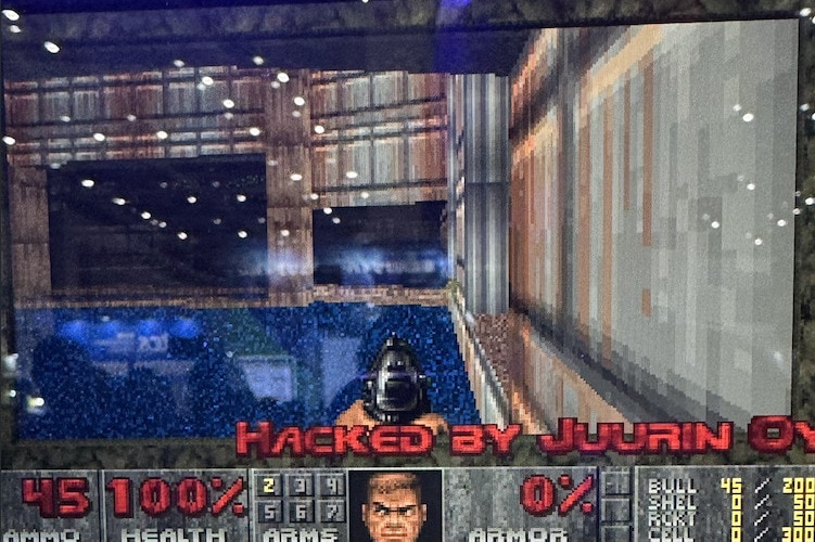 Hacker spielen Doom auf der Alpitronic-Ladesäule