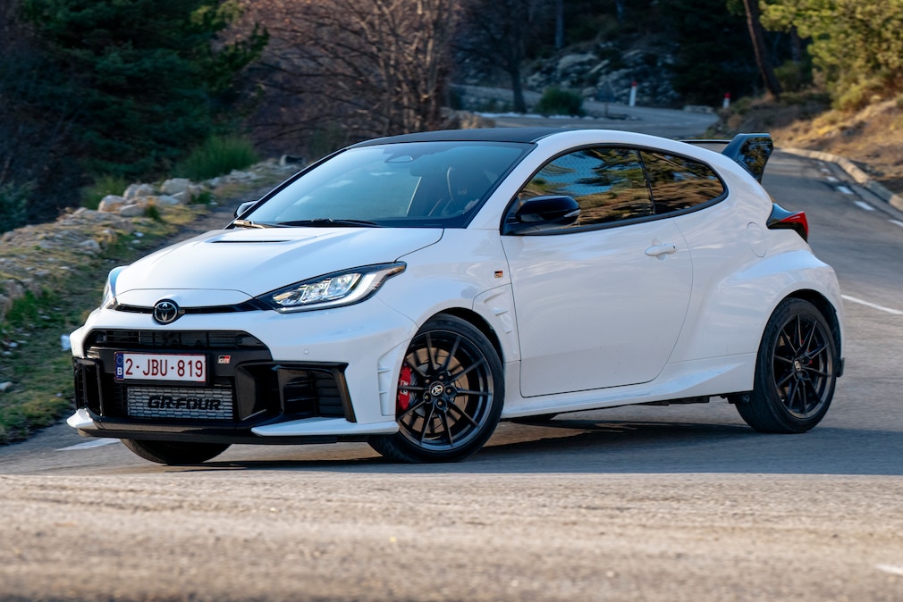Toyota GR Yaris steht schräg von vorn auf einer kurvigen Bergstraße.