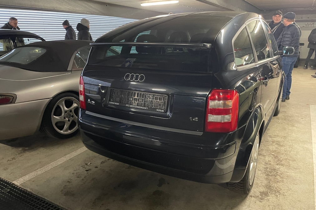 Audi A1 in schönem Dunkelblau-Metallic auf der Bremen Classic Motorshow