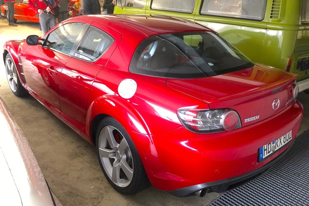 Mazda RX-8 stehend schräg von hinten