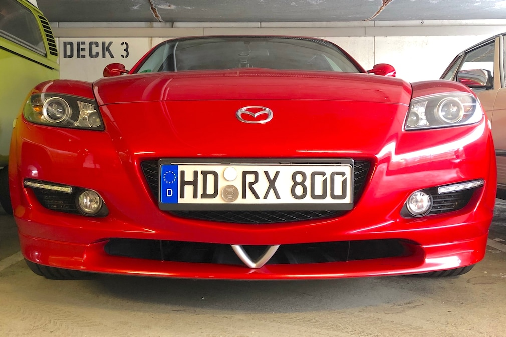 Mazda RX-8 stehend von vorn, Froschperspektive