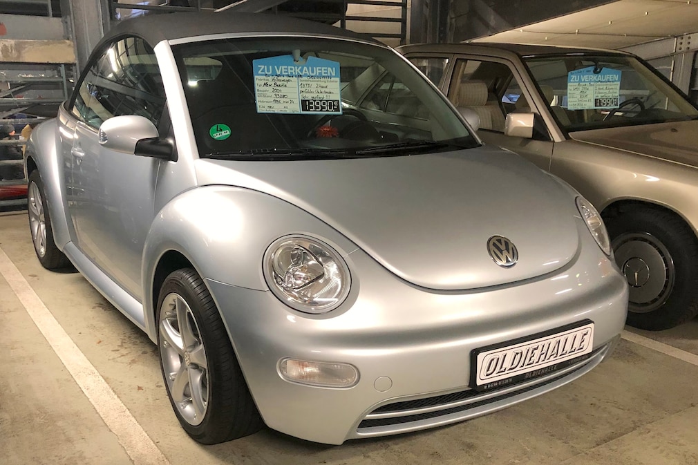 VW New Beetle Cabrio stehend schräg von vorn
