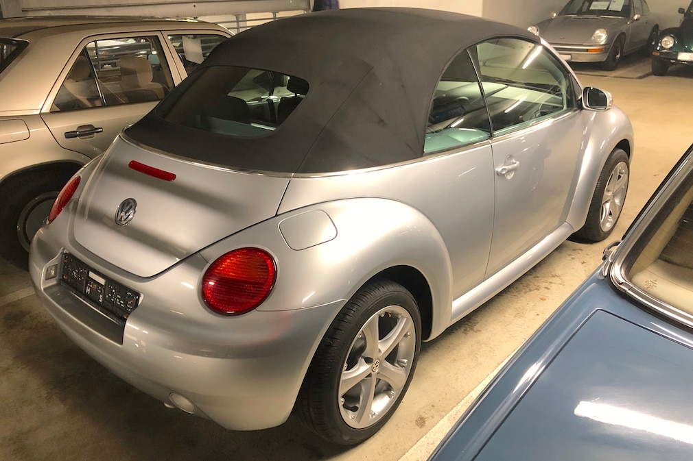 VW New Beetle Cabrio stehend schräg von vorn