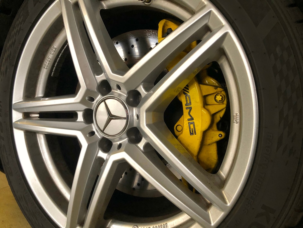 Vorderrad des Mercedes SL 55 AMG (R 230)
