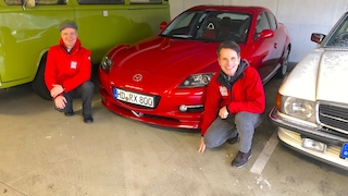 Zwei AUTO BILD-Redakteure an einem Mazda RX-8