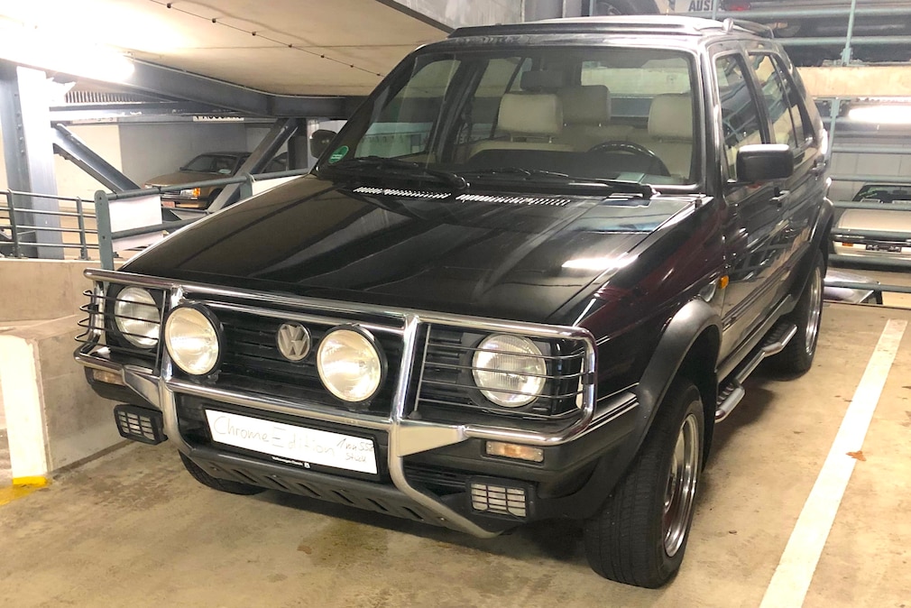 VW Golf Country Chrome Edition stehend schräg von vorn