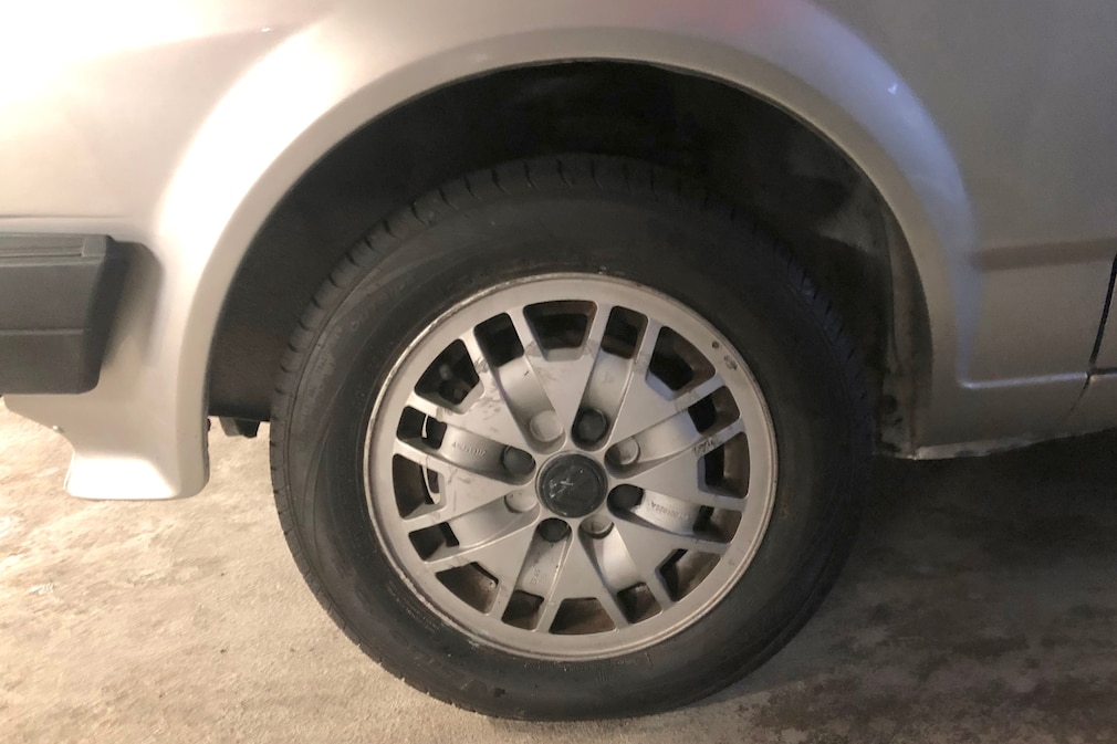 Alu-Rad des VW Polo SP 86C stehend schräg von vorn