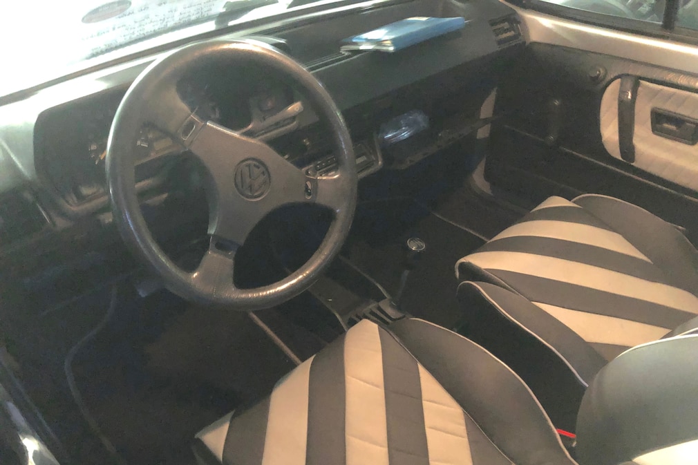 Cockpit des VW Polo SP 86C stehend schräg von vorn