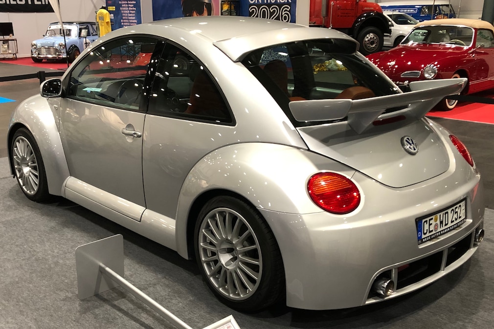 VW New Beetle RSi stehend schräg von hinten