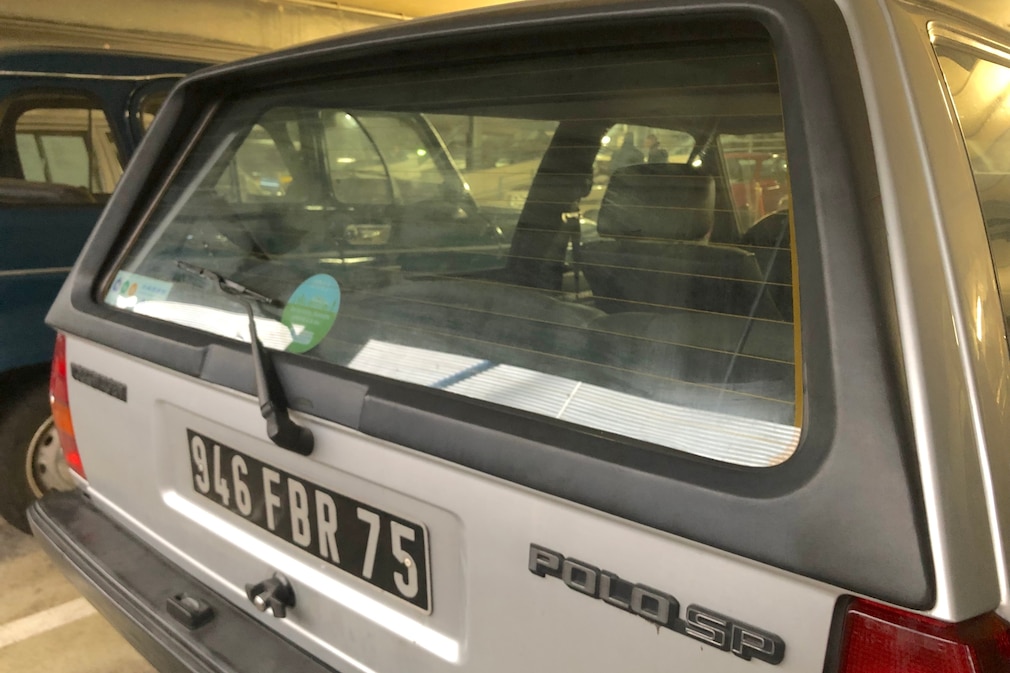 VW Polo SP 86C stehend schräg von vorn, Heckscheibe und SP-Logo