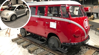 VW T1 Bahnamtdraisine stehend auf Schienen, dazu VW Beetle RSi stehend auf Teppich
